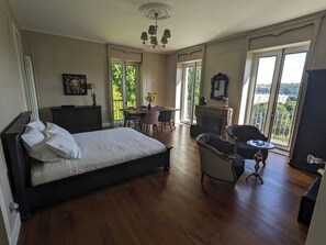 4 bedrooms, iron/ironing board, free WiFi, bed sheets - Manoir Historique à Proximité de Sentiers de Randonnées. Ideal Pour les Familles (Bagnères-de-Bigorre)