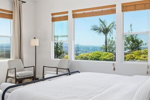 5 bedrooms, in-room safe, desk, iron/ironing board - Ocean Breeze Orchard Villa- Hilltop Family Retreat (Bonsall)