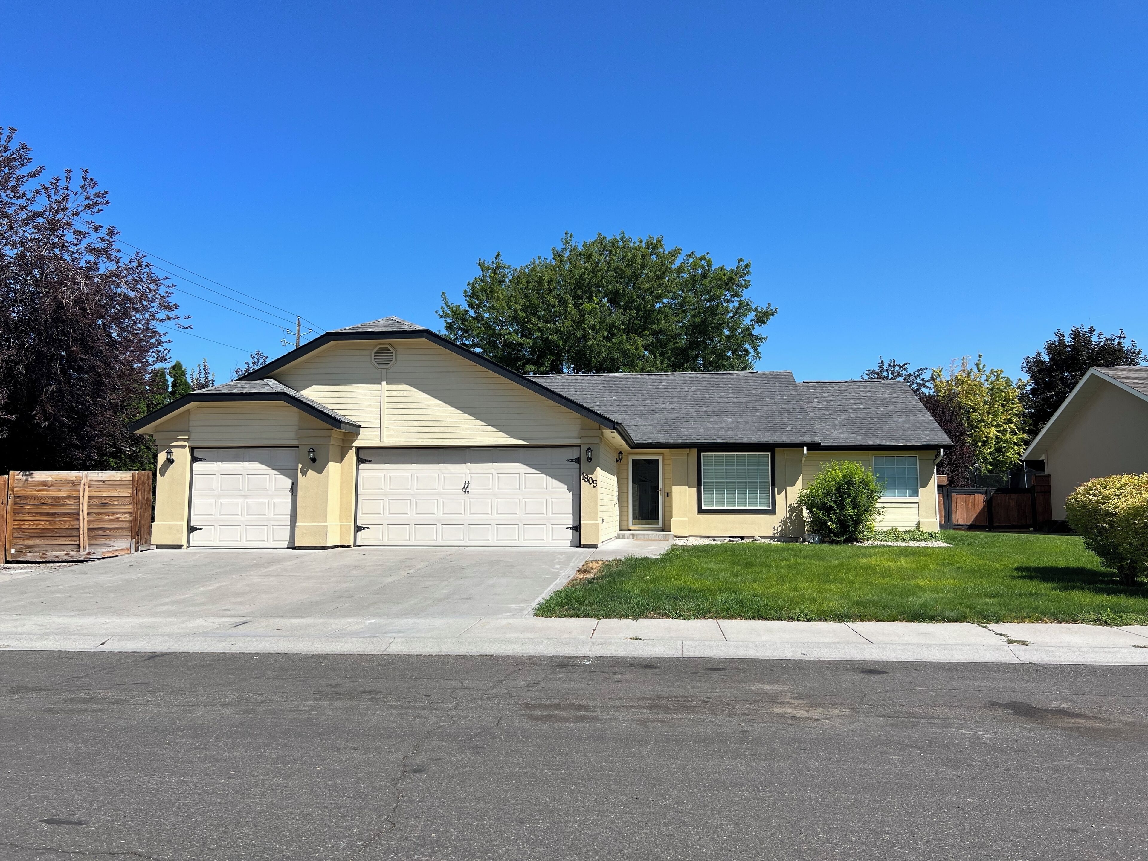 3 bed, 2 bath home w/ RV parking