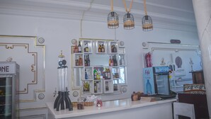 A bar area with shelves of bottles, a blender, and a 'Welcome' sign. - Hôtel Amazone (Cotonou)