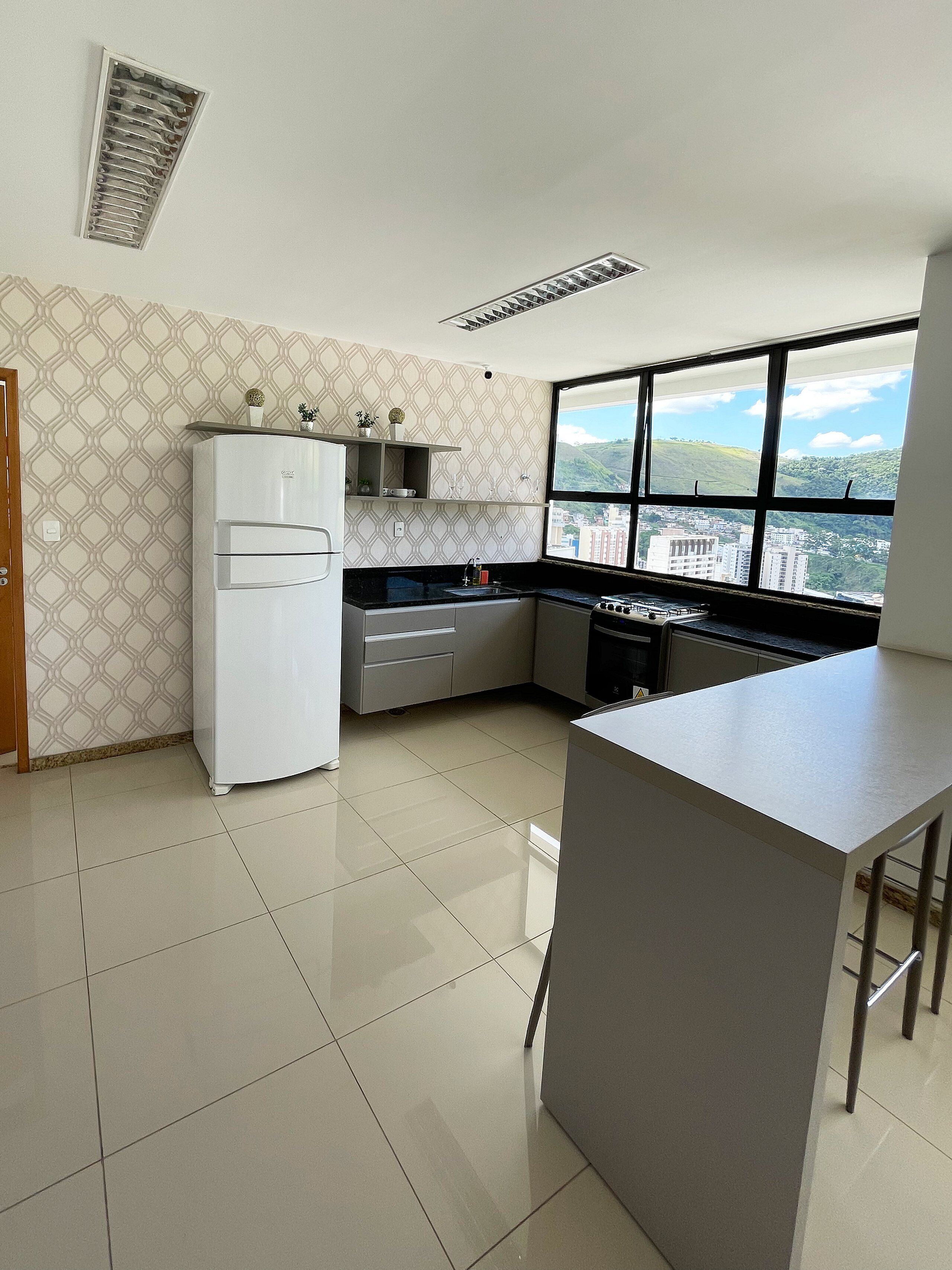 Apartamento básico | Cozinha privada | Geladeira, micro-ondas, cooktop, chaleira elétrica