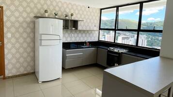 Apartamento básico | Cozinha privada | Geladeira, micro-ondas, cooktop, chaleira elétrica
