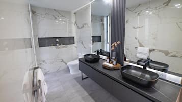 Junior Suite | Bathroom | Shower, free toiletries, towels