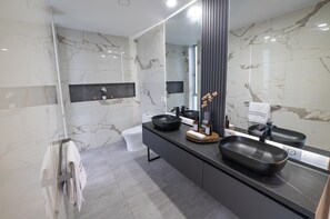 Suite junior | Baño | Ducha, artículos de higiene personal gratuitos y toallas