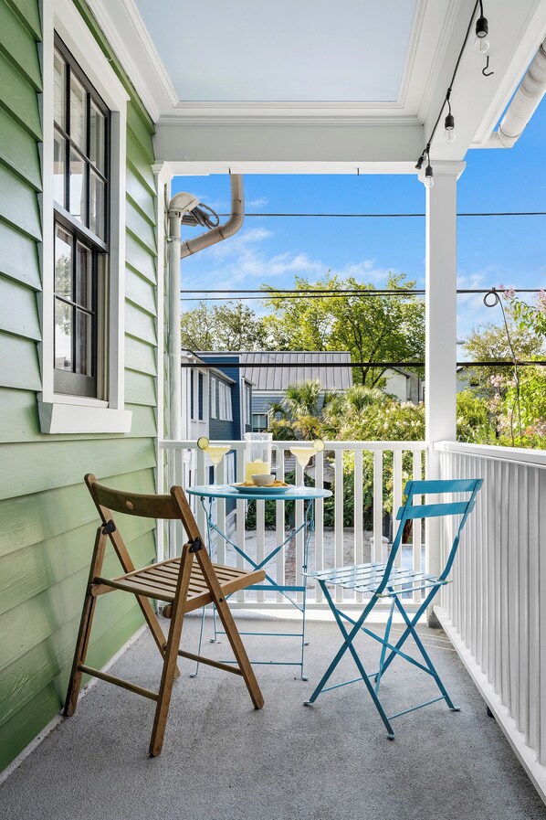 Property grounds - Casa Vieja-B: Sunny and Sleek 1BR (Charleston)