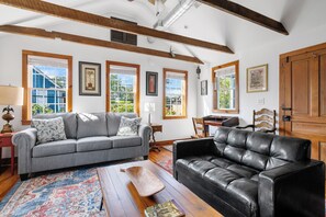 TV, offices - Casa Vieja-B: Sunny and Sleek 1BR (Charleston)