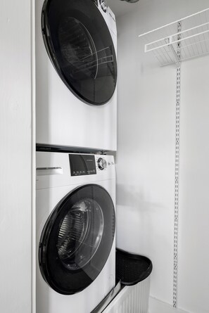 Interior - Casa Vieja-B: Sunny and Sleek 1BR (Charleston)