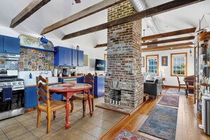 Fridge, microwave, oven, stovetop - Casa Vieja-B: Sunny and Sleek 1BR (Charleston)