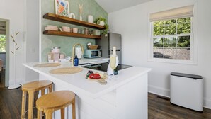 Kaffetrakter/tekoker, kjøleskap, mikrobølgeovn og ovn