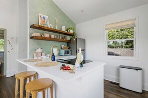 Réfrigérateur, four à micro-ondes, un four, surface de cuisson