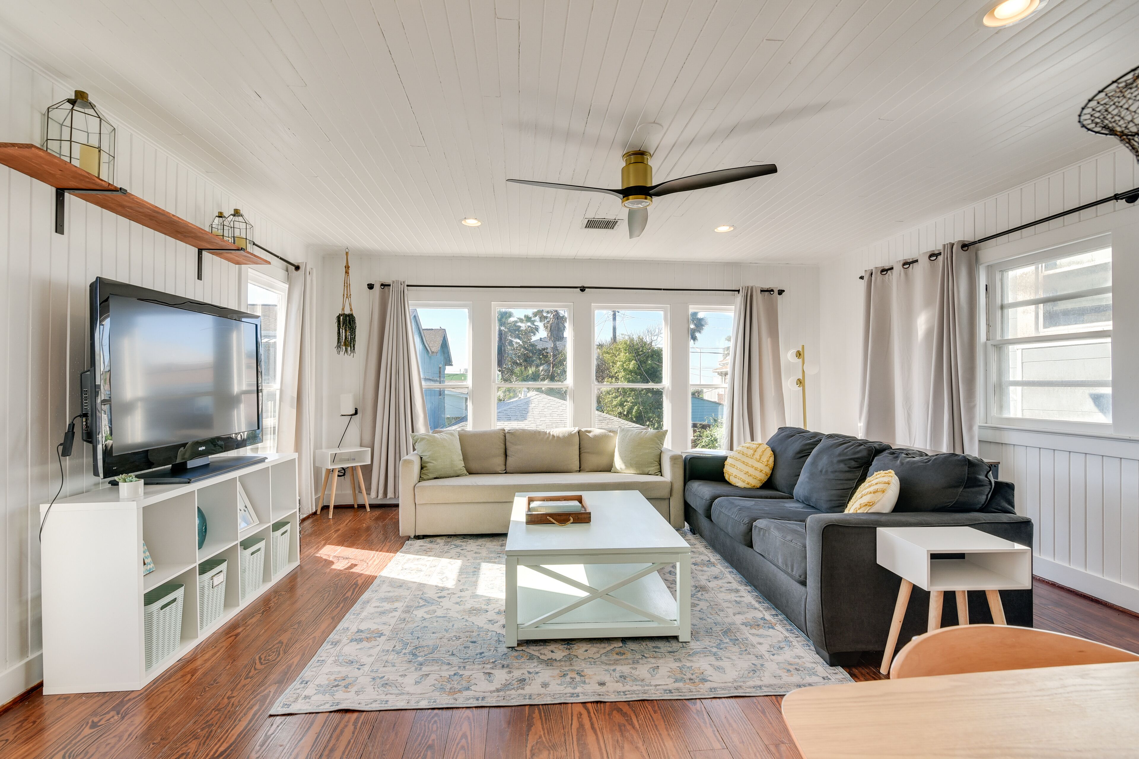 Galveston 'Beachside Bungalow' 1 Block to Beach!