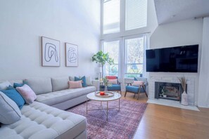 Smart TV - Professionally designed lake stay for families, friends, and celebrations (Montgomery)