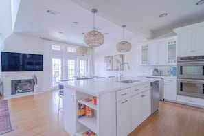 Fridge, microwave, oven, stovetop - Professionally designed lake stay for families, friends, and celebrations (Montgomery)