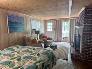 4 bedrooms, WiFi, bed sheets - Lakefront Cabin on Lake Chatuge! Bring your boat! (Hayesville)