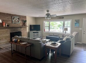 Living area - Lakefront Cabin on Lake Chatuge! Bring your boat! (Hayesville)