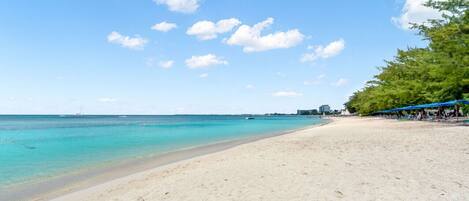 على الشاطئ، كراسي للتشمس