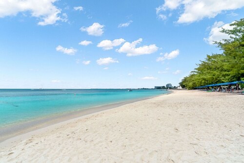 In-Between Ritz Carlton and Westin | Oceanview 1BR on Seven Mile Beach