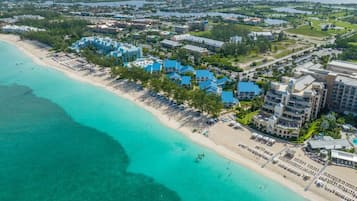 Sulla spiaggia, lettini da mare