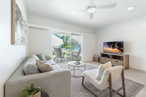 Een moderne woonkamer met een bank, fauteuil, salontafel en tv-meubel.