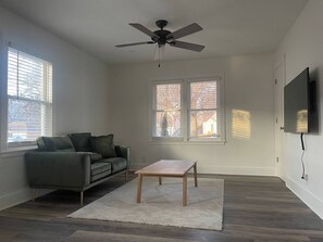 Living area - Freshly-remodeled, dog-friendly Westwood charmer! (Westwood)