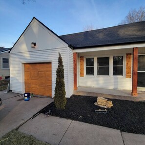 Exterior - Freshly-remodeled, dog-friendly Westwood charmer! (Westwood)