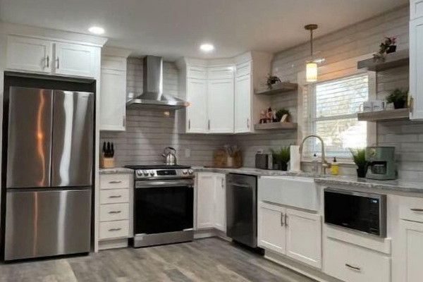 Køleskab, mikrobølgeovn, kogeplade, opvaskemaskine