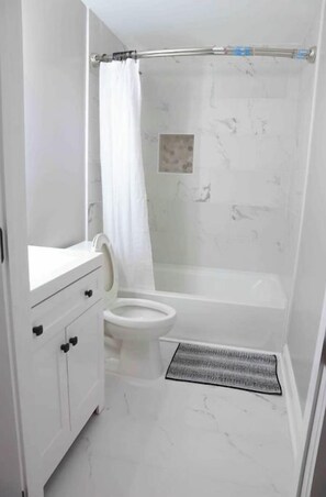Shower, hair dryer, towels, soap - Relax I quiet bliss! Three bedrooms near Sugarloaf Mills/Stone Mountain park (Grayson)
