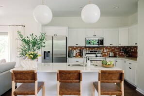 Réfrigérateur, four à micro-ondes, un four, surface de cuisson