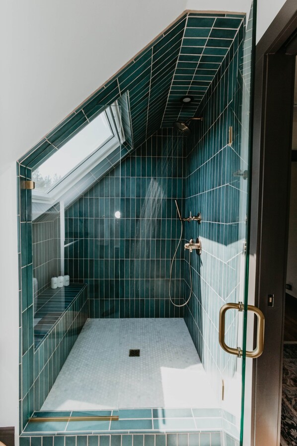 Dusche, Haartrockner, Handtücher, Seife