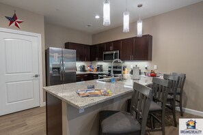 電冰箱、微波爐、烤箱、爐台