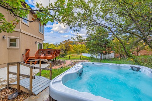 The Glen House, a lovely 4 bedroom home in Palmer Lake, with hot tub, and views!