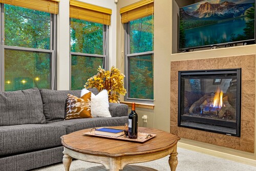 The Glen House, a lovely 4 bedroom home in Palmer Lake, with hot tub, and views!