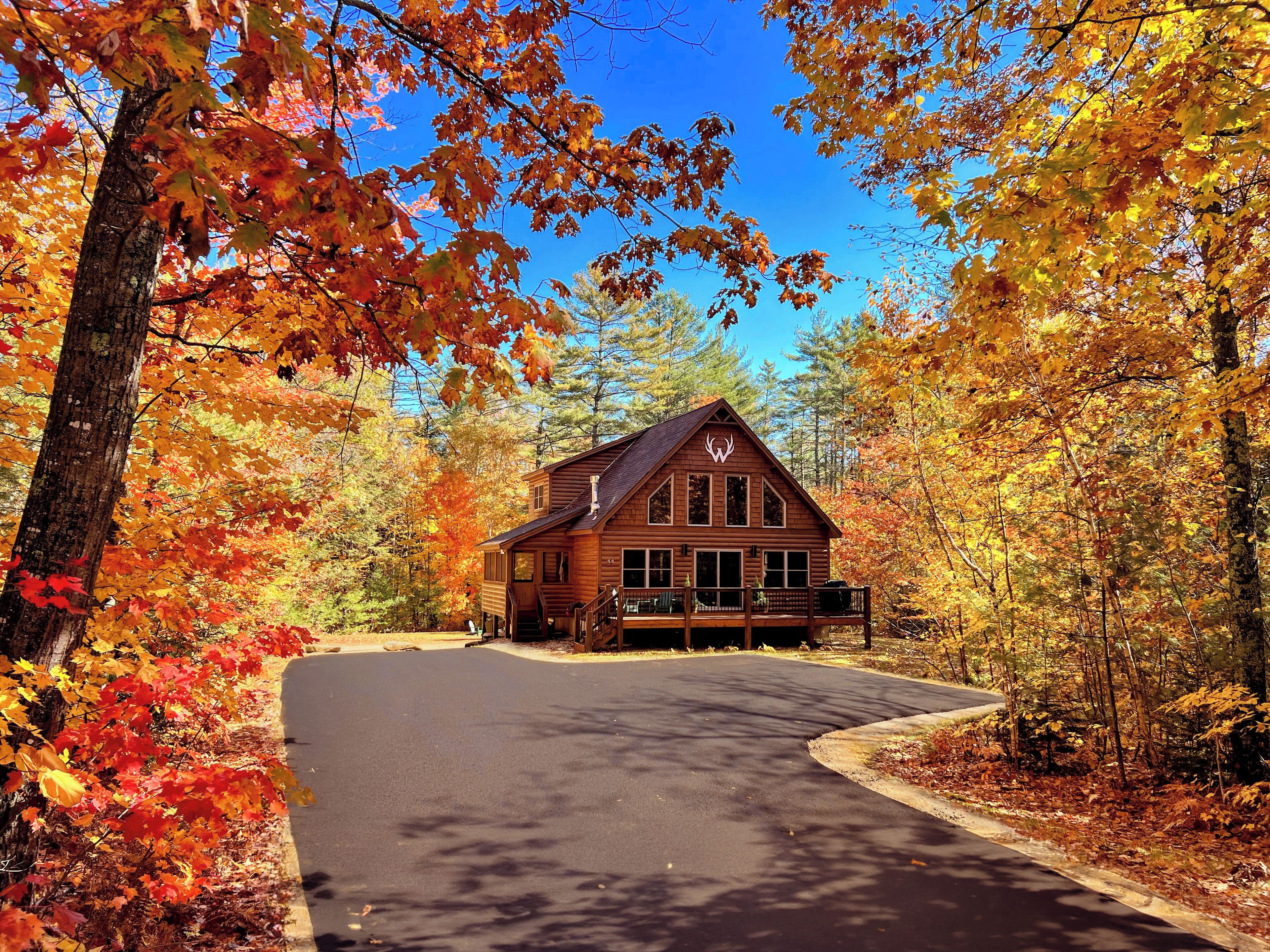 Ski Chalet 6 min to Sunday River-Hot Tub/Fire Pit/Theater Game Room-Sleeps 12