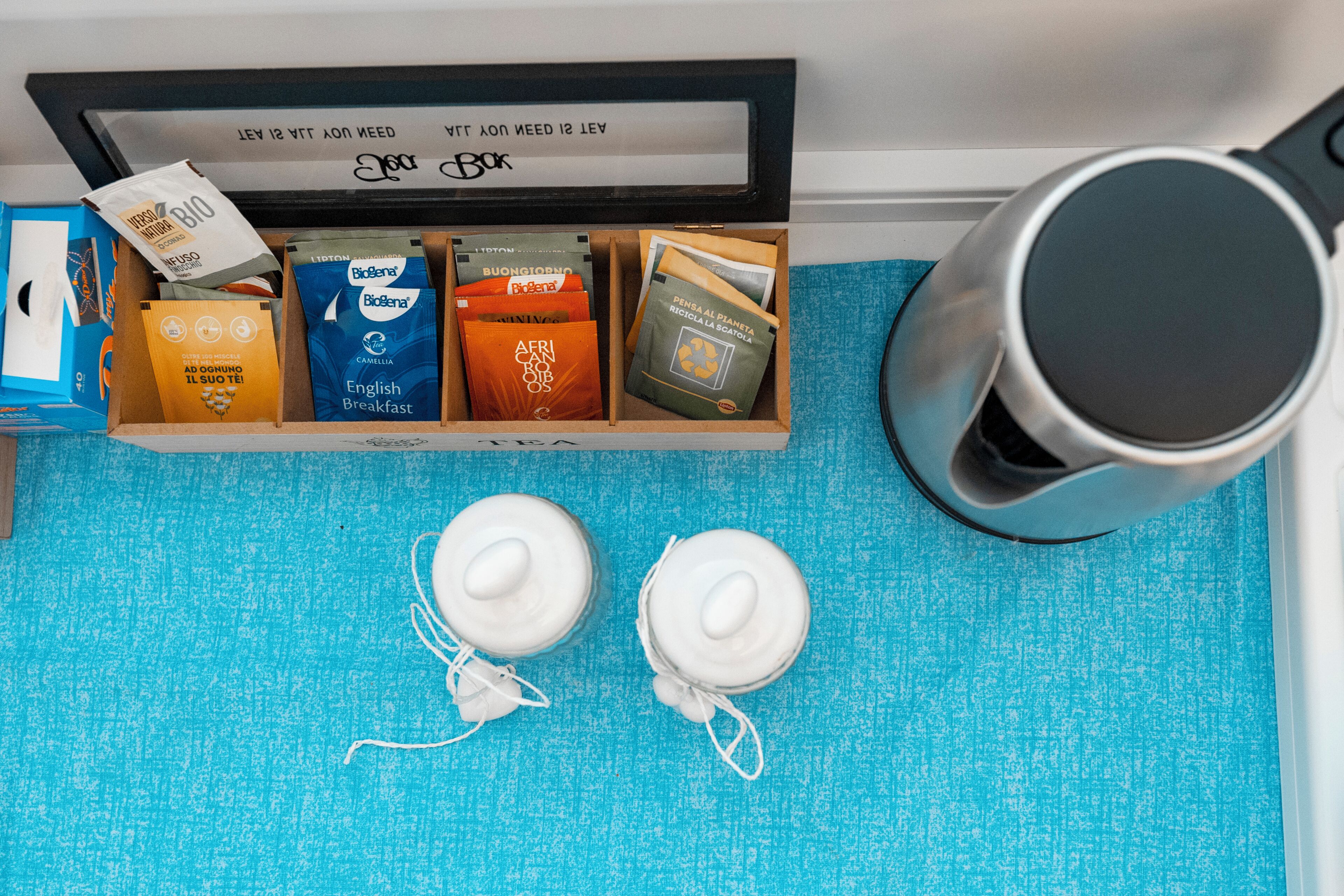 Un cajón con diversos productos para el desayuno y una tetera.
