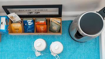 Un cajón con diversos productos para el desayuno y una tetera.