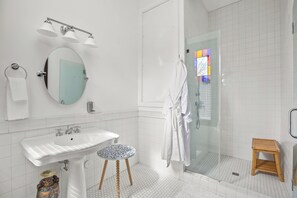 Washington Park Queen Room | Bathroom | Free toiletries, hair dryer, bathrobes, towels - Summit Street Inns (Winston-Salem)