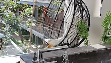 Individuelt dekorert, individuelt innredet og strykejern/-brett