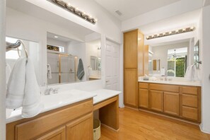 Douche, séchoir à cheveux, serviettes fournies, papier de toilette