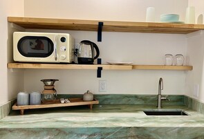 Habitación clásica, 1 cama de matrimonio, vistas al jardín | Café o cafetera