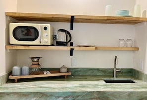 Classic Room, 1 Queen Bed, Garden View | Coffee and/or coffee maker - Mango Sunset Bed and Breakfast (Kailua-Kona)