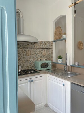 Fridge, microwave, stovetop, dishwasher - Typical Carlofortina House 50m from city center - WIFI - Comfort Bed (Carloforte)