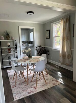 Dining - Cozy & Quite 2BR 1Bath Duplex Private Entrance Perfect for work Stays (Valdosta)