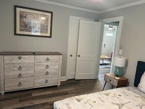 2 Schlafzimmer, Zimmersafe, Bügeleisen/Bügelbrett, WLAN