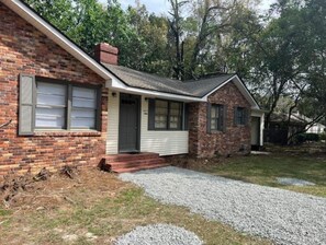 Exterior - Cozy & Quite 2BR 1Bath Duplex Private Entrance Perfect for work Stays (Valdosta)