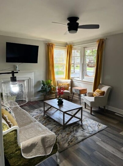 Clean 2BR 1Bath Duplex Private Entrance near everything