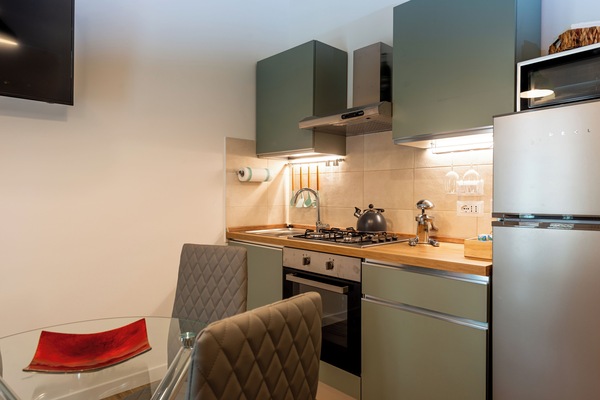 Frigorifero, microonde, forno, piano cottura