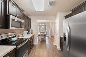 Fridge, microwave, oven, stovetop - 30 Minutes to Beaches and Entertainment (Milton)