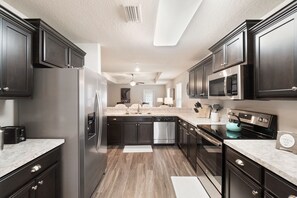 Fridge, microwave, oven, stovetop - 30 Minutes to Beaches and Entertainment (Milton)