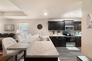 Fridge, microwave, oven, stovetop - 30 Minutes to Beaches and Entertainment (Milton)