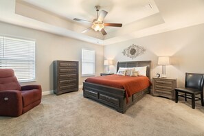 3 bedrooms, iron/ironing board, free WiFi, bed sheets - 30 Minutes to Beaches and Entertainment (Milton)